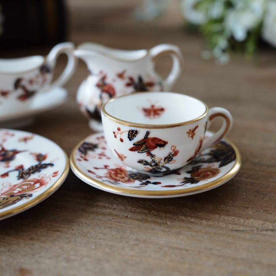 ウェッジウッド coalport コールポート ミニチュア アンティーク ミニ薔薇が描かれたアンティークの陶磁器、コールポート（Coalport）の カップ 工芸品