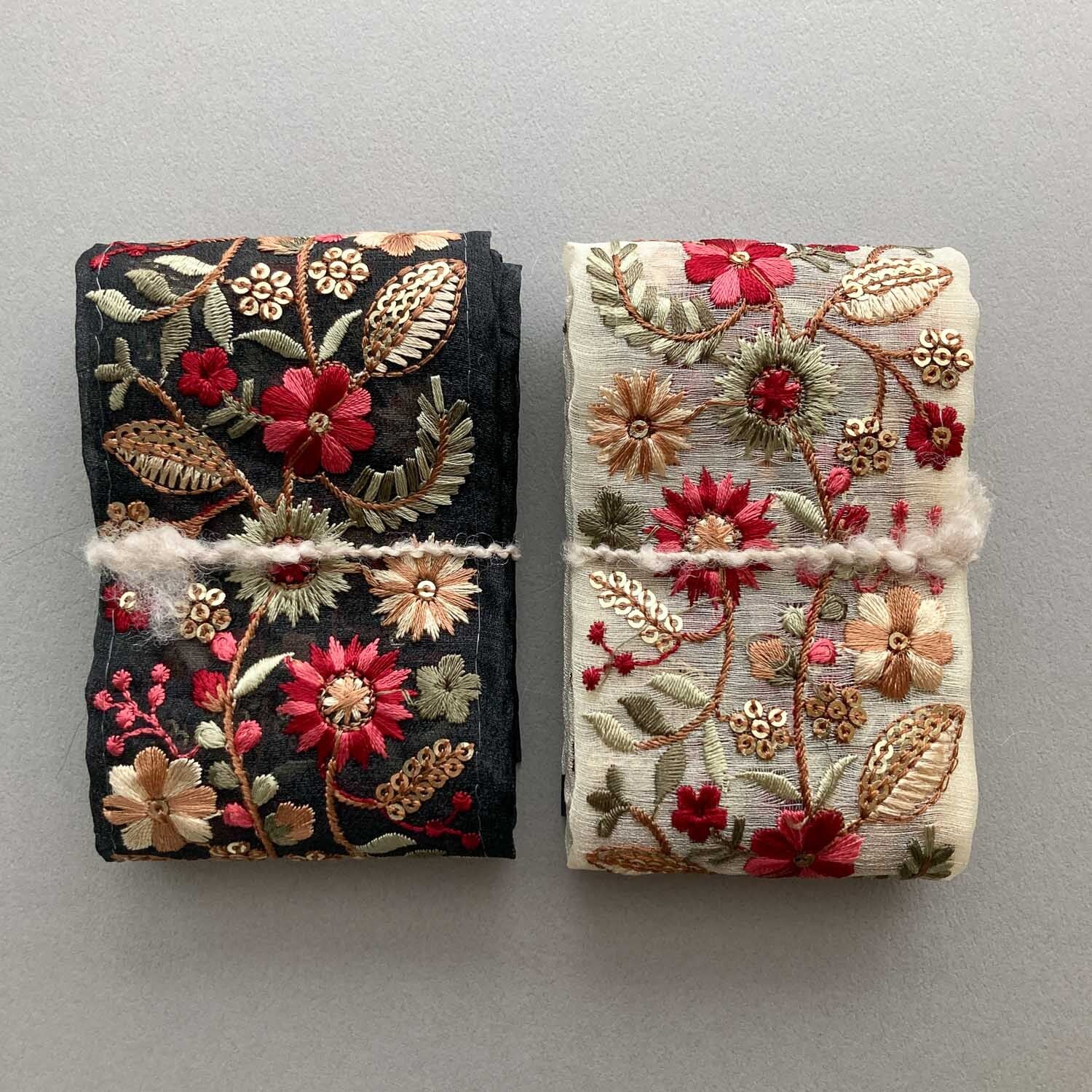 再入荷〉幅太シックな赤花と木の実インド刺繍リボン（1mカット） | Dua