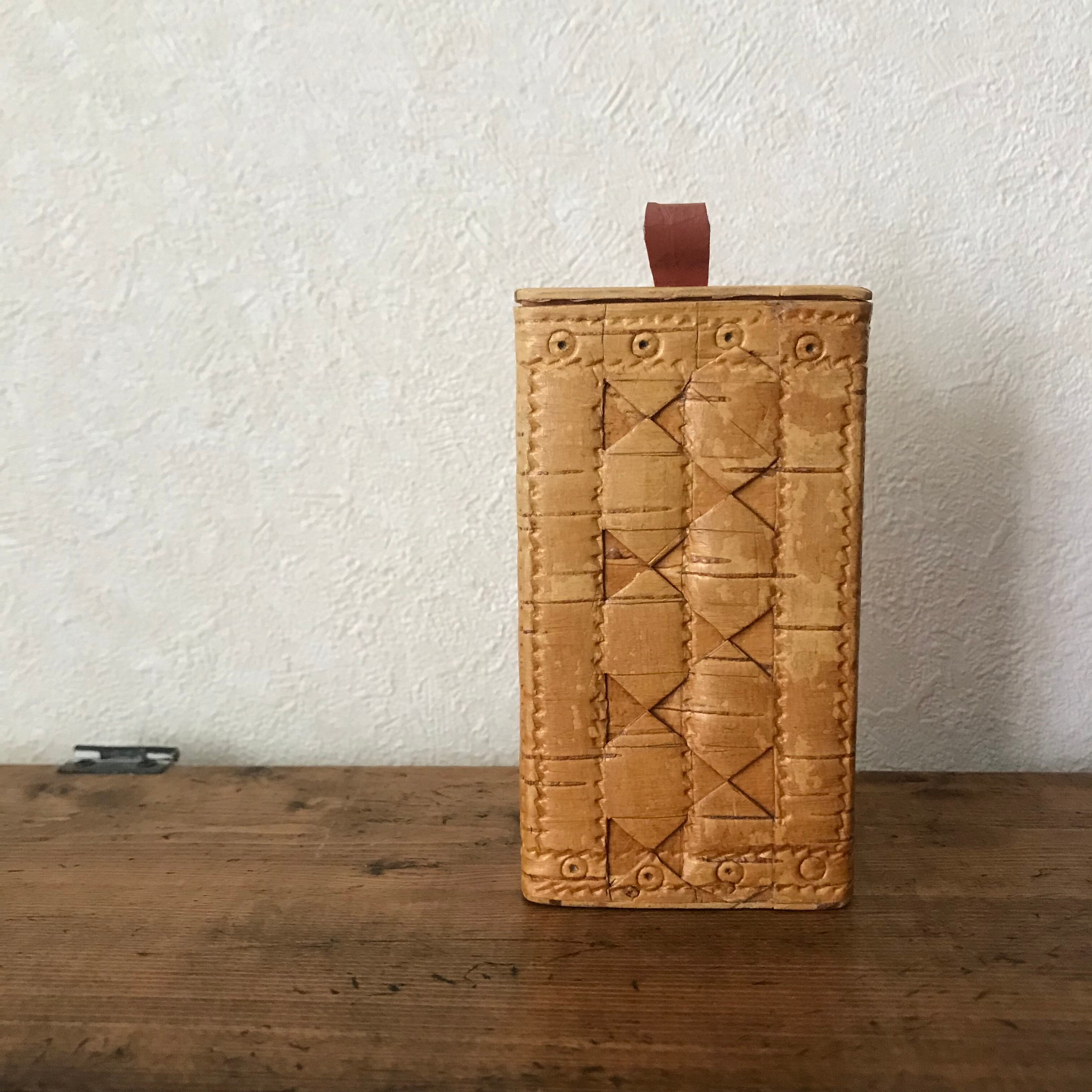 四角い白樺の樹皮のいれもの