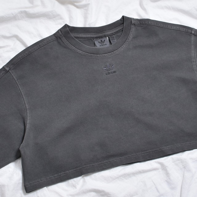 【adidas】クロップドTシャツ(WASH加工)