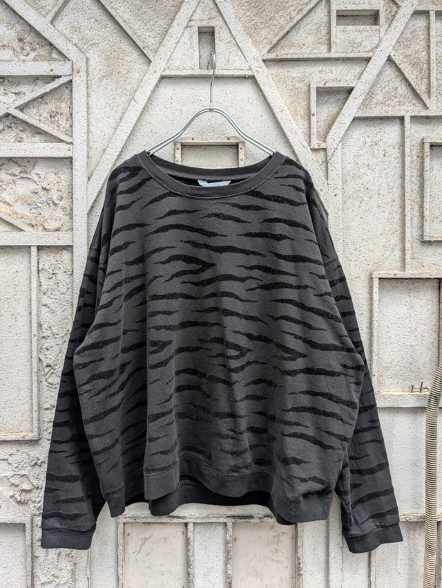 "BLACK TIGER STRIPE SWEAT"