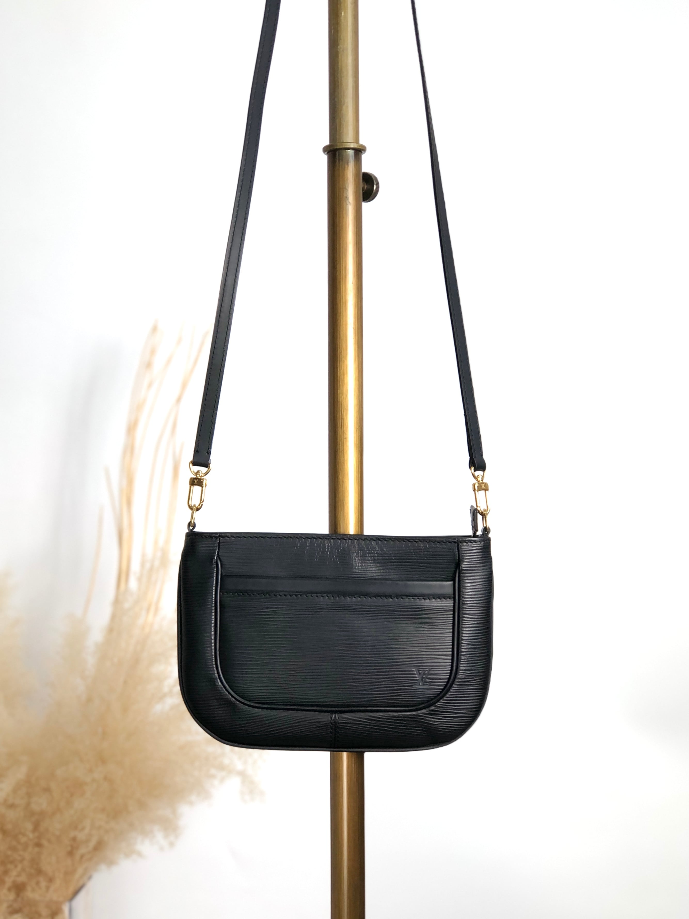 LVエピ  ショルダーバッグ LOUIS VUITTON ルイヴィトン エピ ショルダーバッグ ブラック ターン