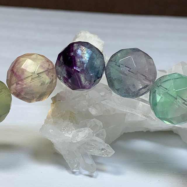 no6.多彩な変わった色合いフローライト・ブレスレット