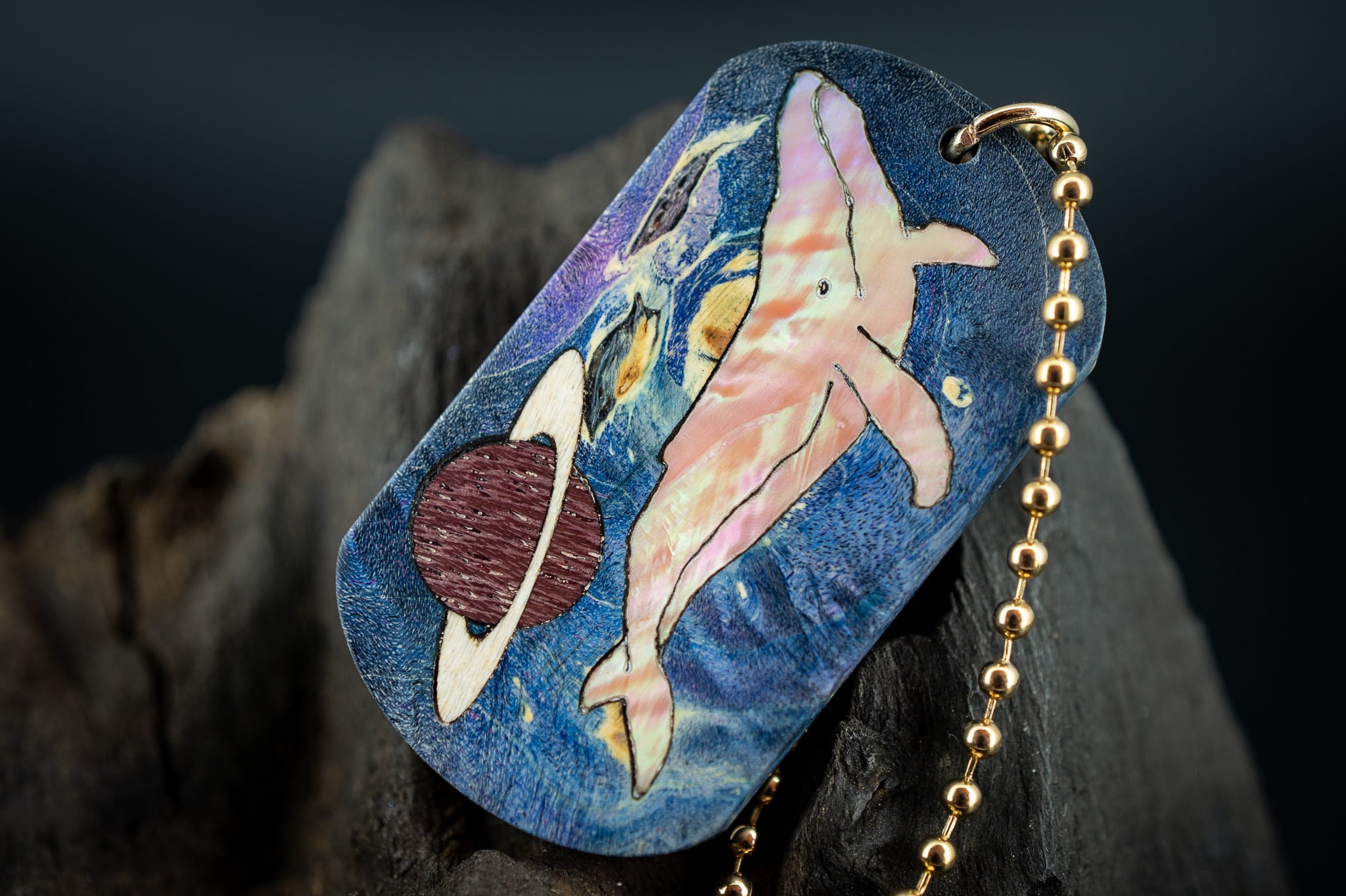 【カナダの象徴】ハードメープル 瘤杢 スタビライズウッド ドッグタグ 象嵌 勇魚と惑星