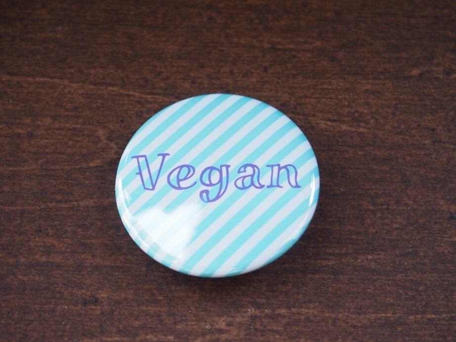 缶バッジ 38mm (紫地に黒文字) | vegan shop FREE