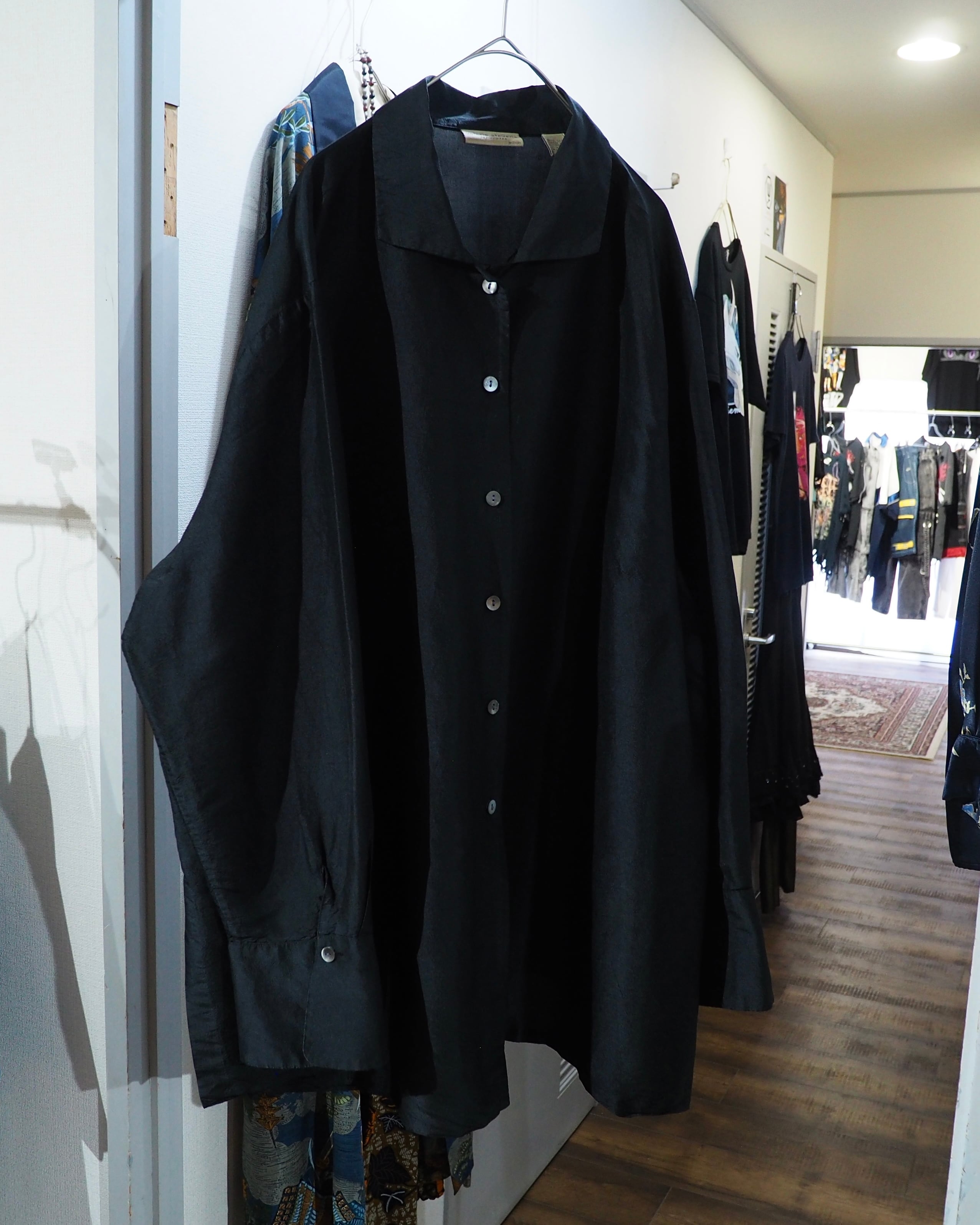 Black Glossy × Wrinkles processing vintage Over silhouette Silk shirt