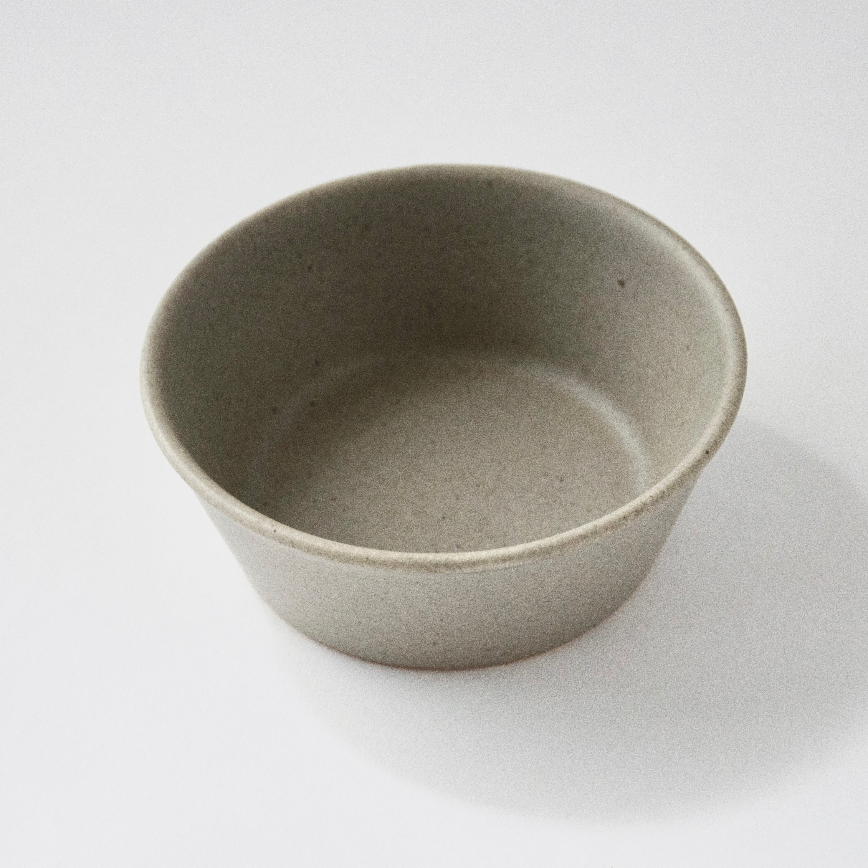 灰色の陶器の器 堅田貴治 切立鉢（灰） | まちのシューレ963 STORE