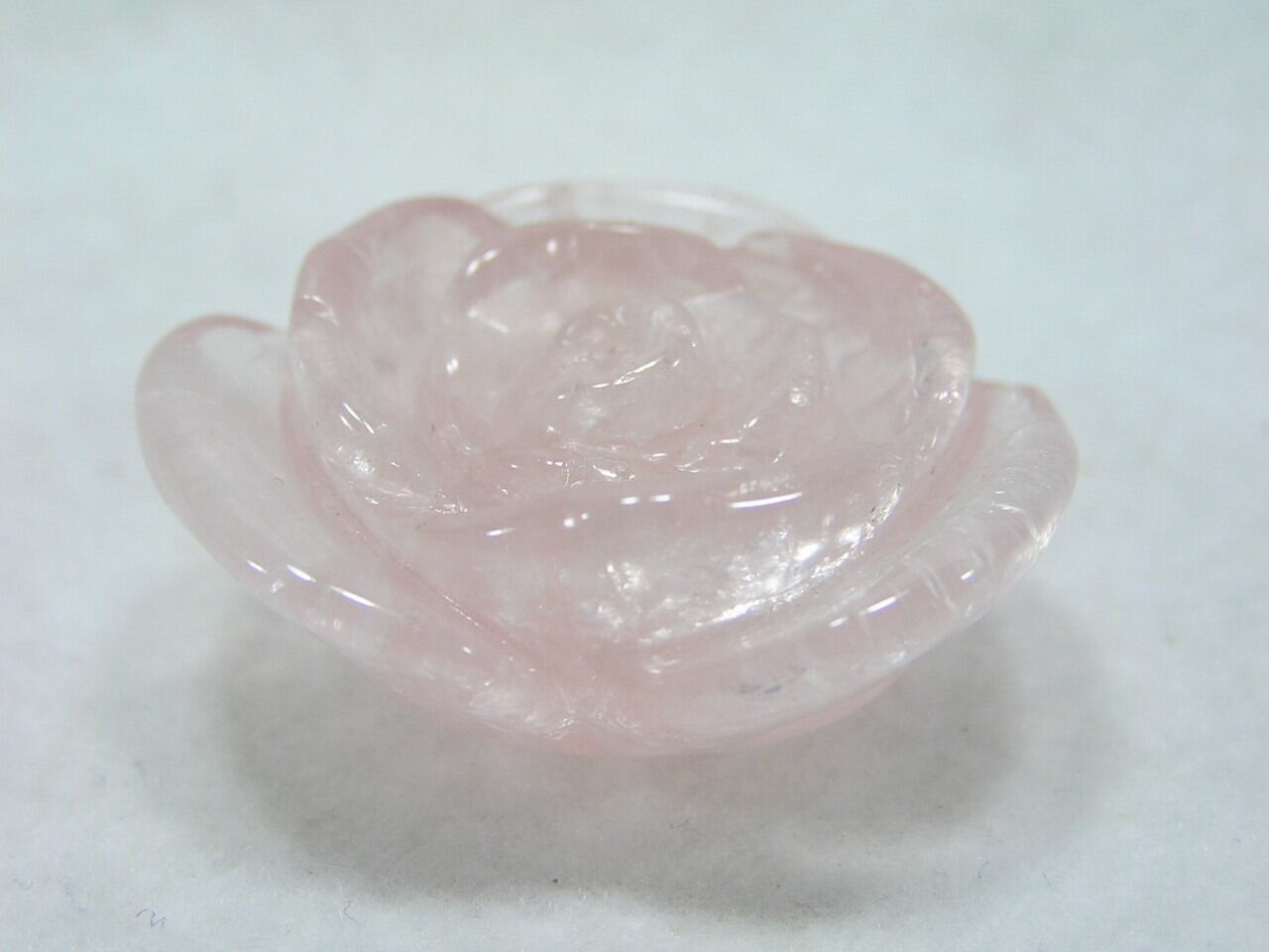 ローズクォーツ（紅水晶）薔薇彫刻 原石・幸運・愛の象徴・恋人たちの