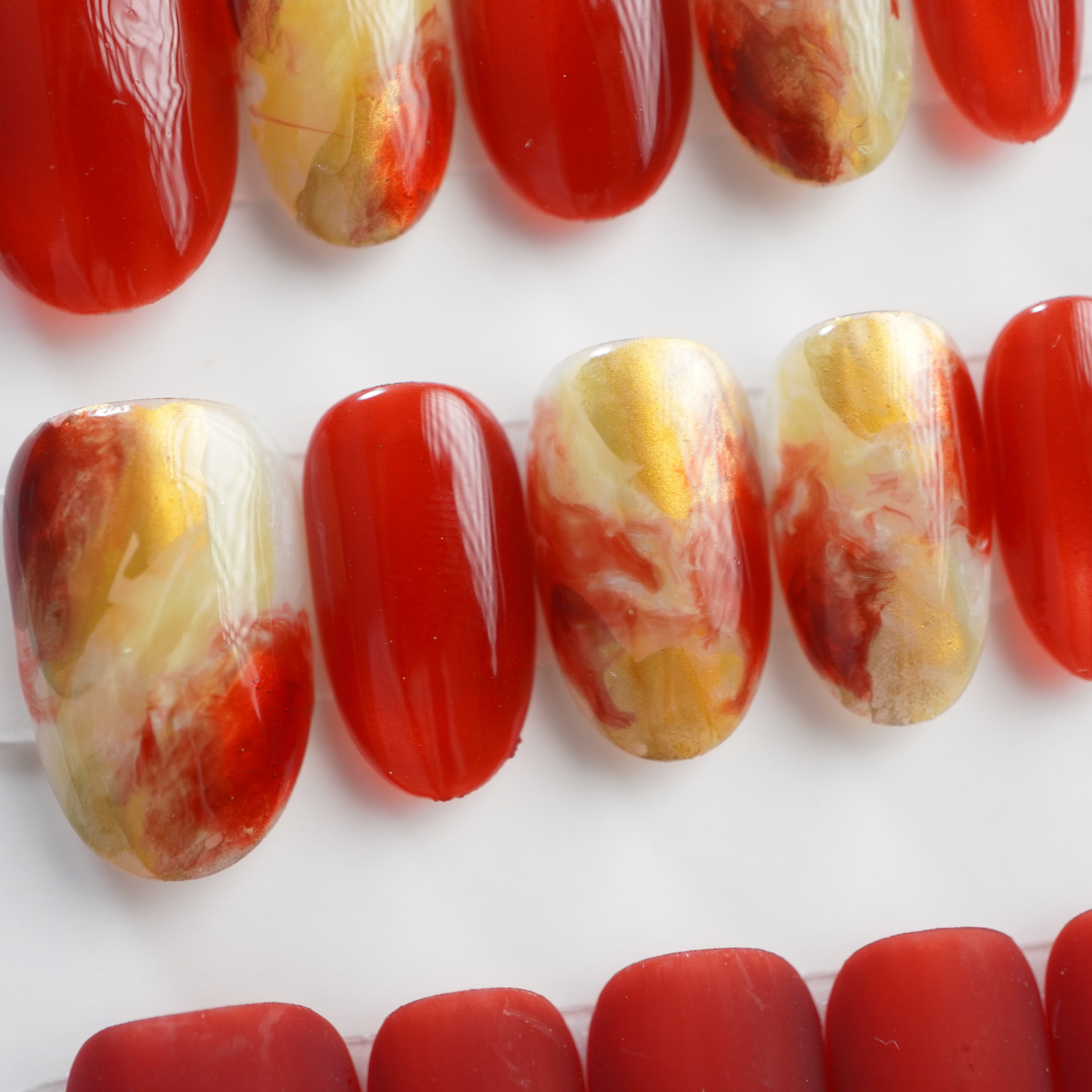 【#705】繰り返し使える【プレミアム】ネイルチップ/15枚セット/赤マグネット/ミディアムオーバル/XX265