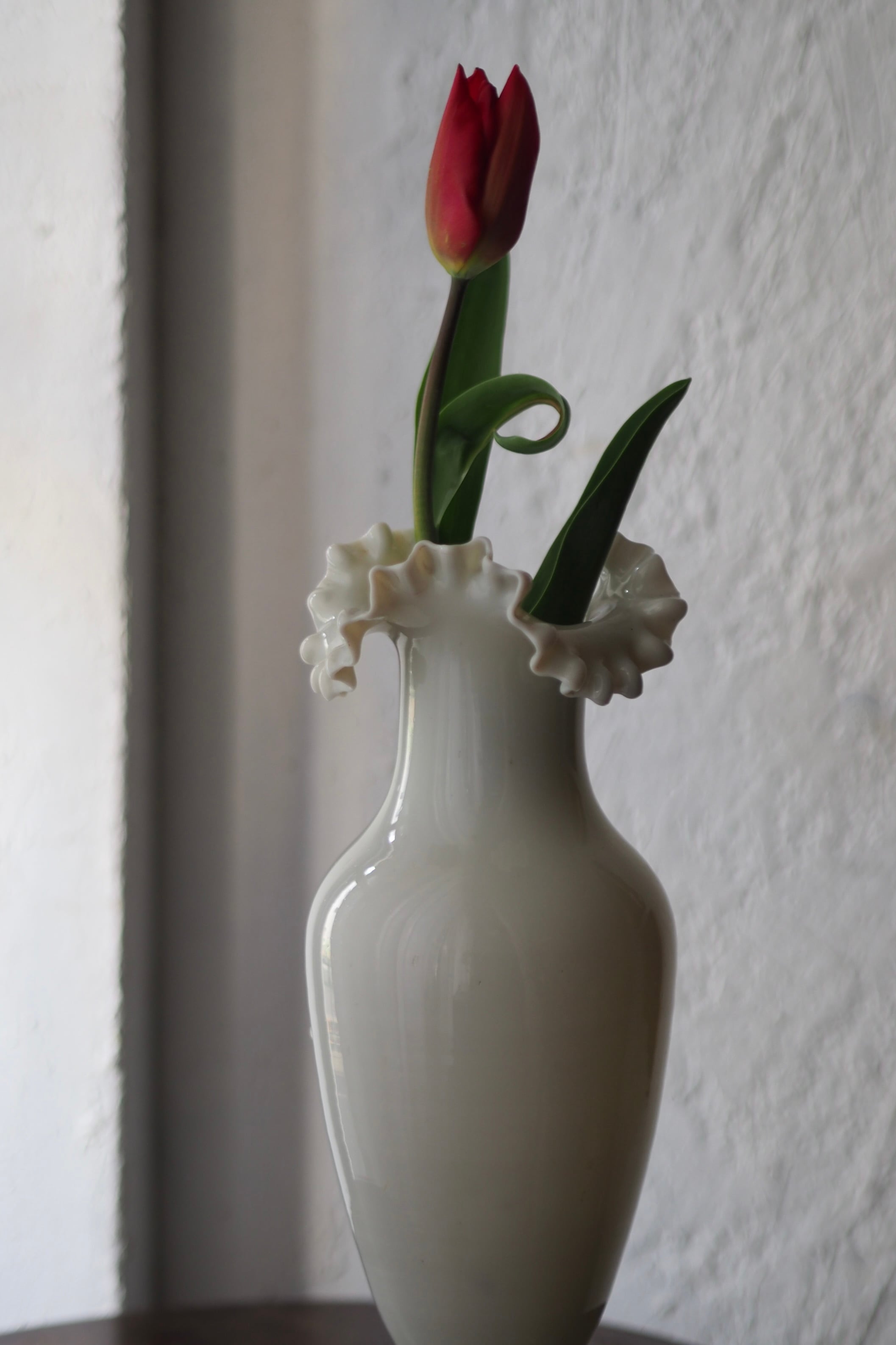 ウェーブ光影誘うミルクガラス花瓶 No.2-antique milk glass vase