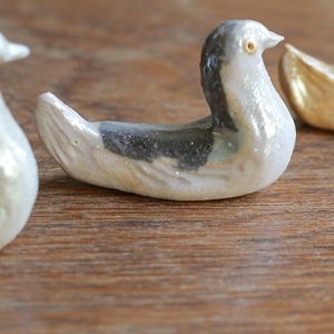 色とりどりの水鳥が集う、陶器の箸置き