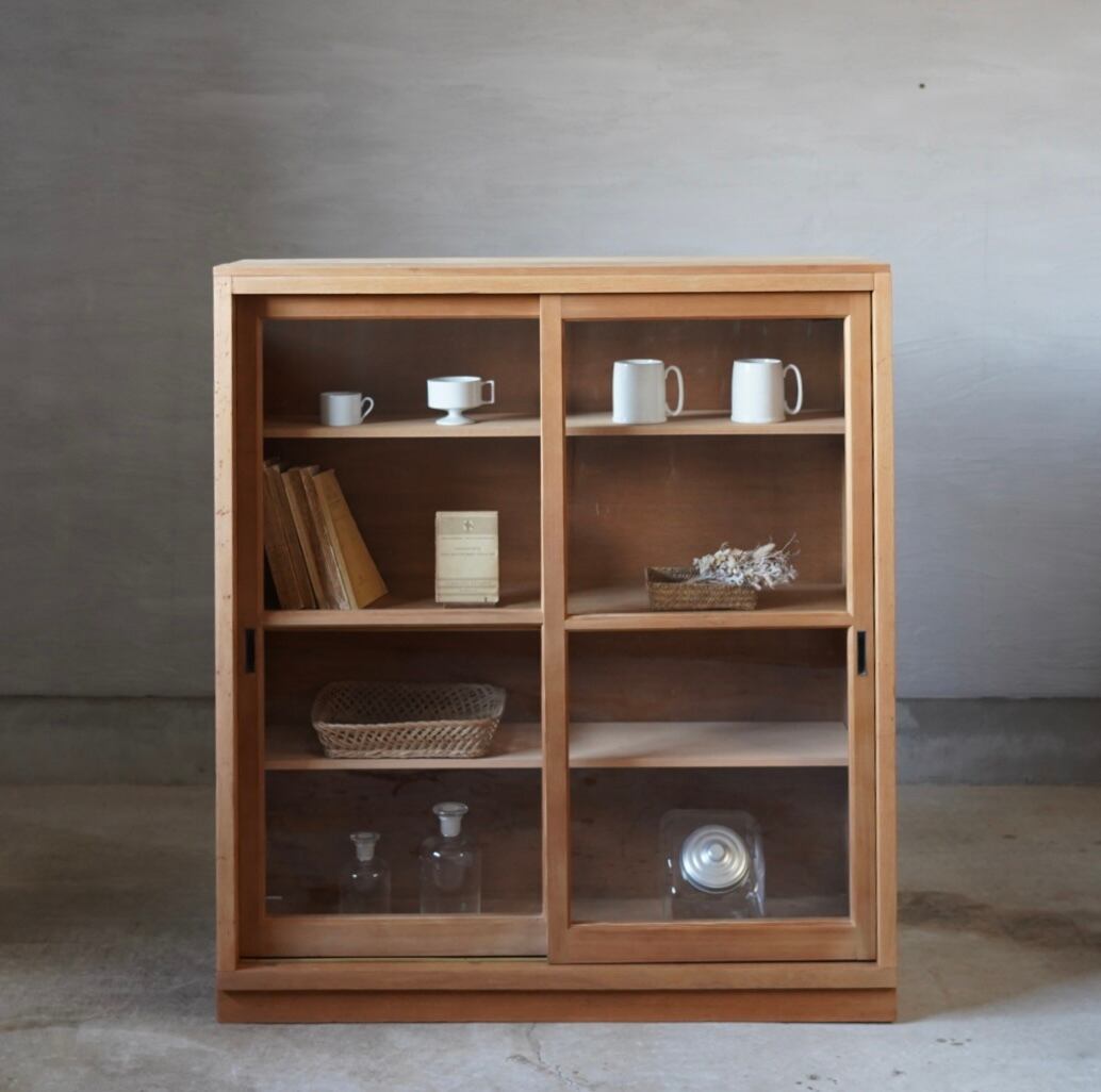 ガラス引き戸のキャビネット