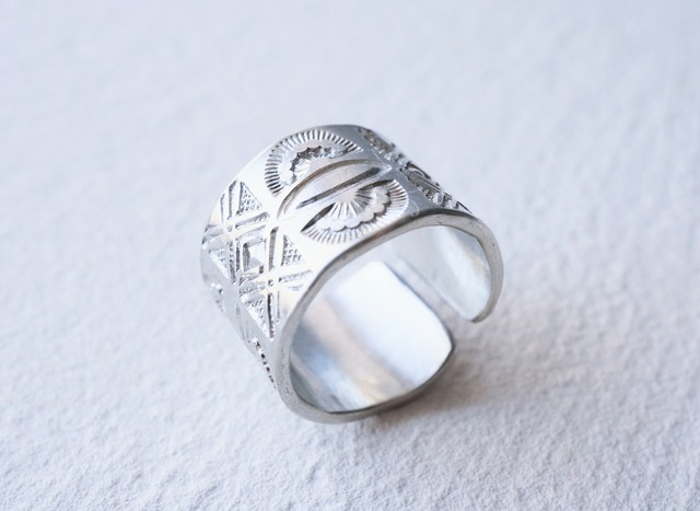 【fionn】明るく肌馴染みのいい錫リング