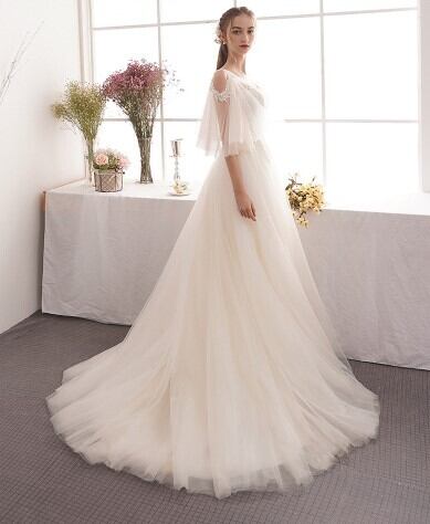 高品質！ ウエディングドレス 薄シャンパンの色 ミニトレーン/短  