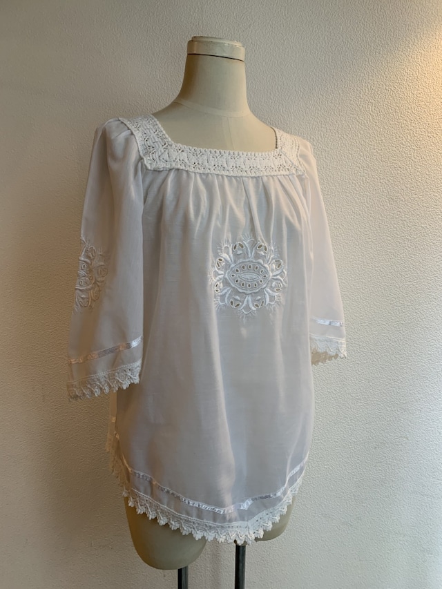 1970's Euro Embroidery Half Sleeve Lace Tunic Blouse