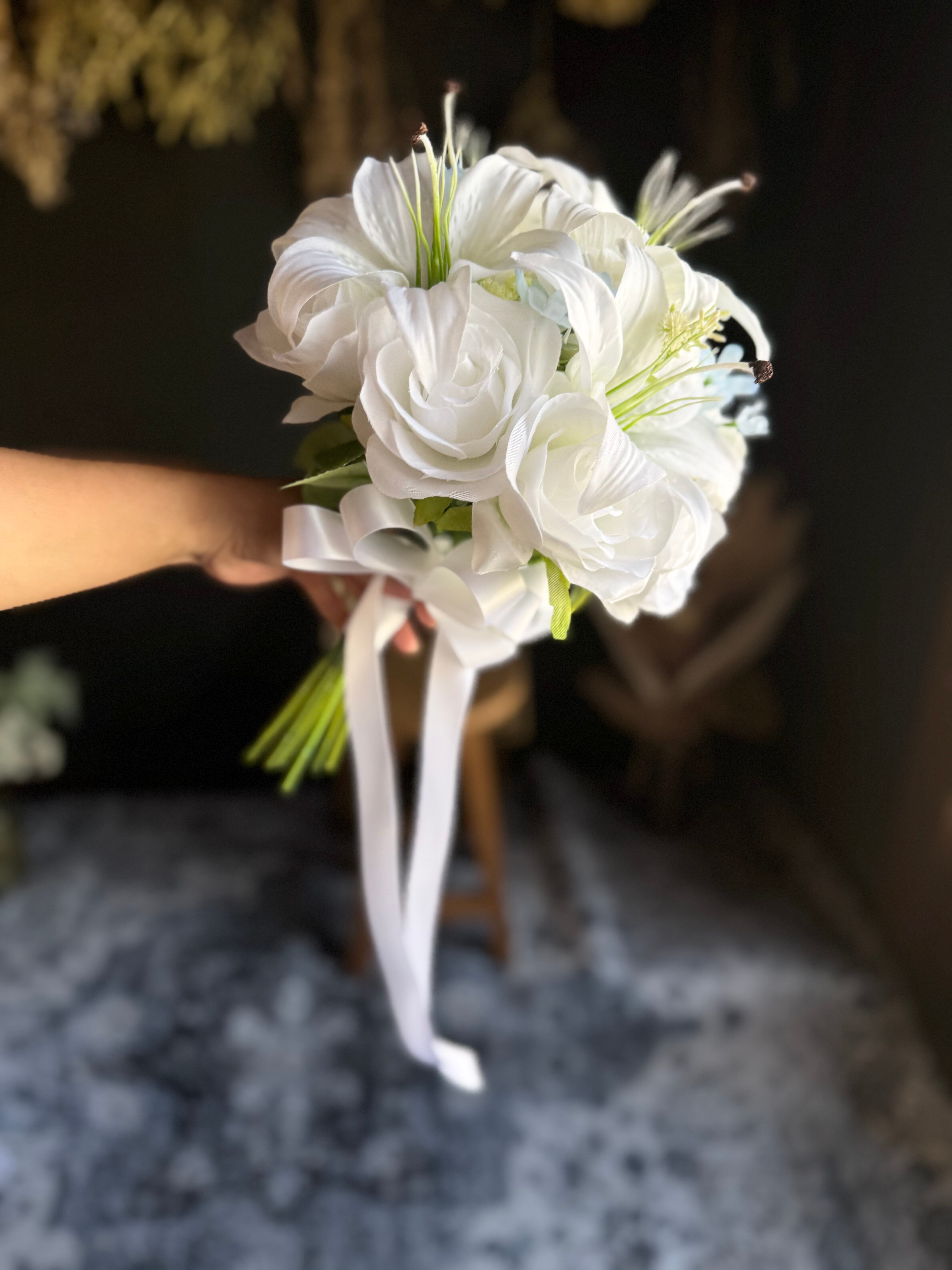 アートフラワーブーケカサブランカとブートニア fit=scale-down,w=1200