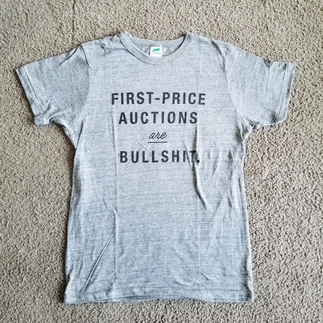 "First-Price Auctions are Bullshit."  グレーTシャツ【黒プリント】