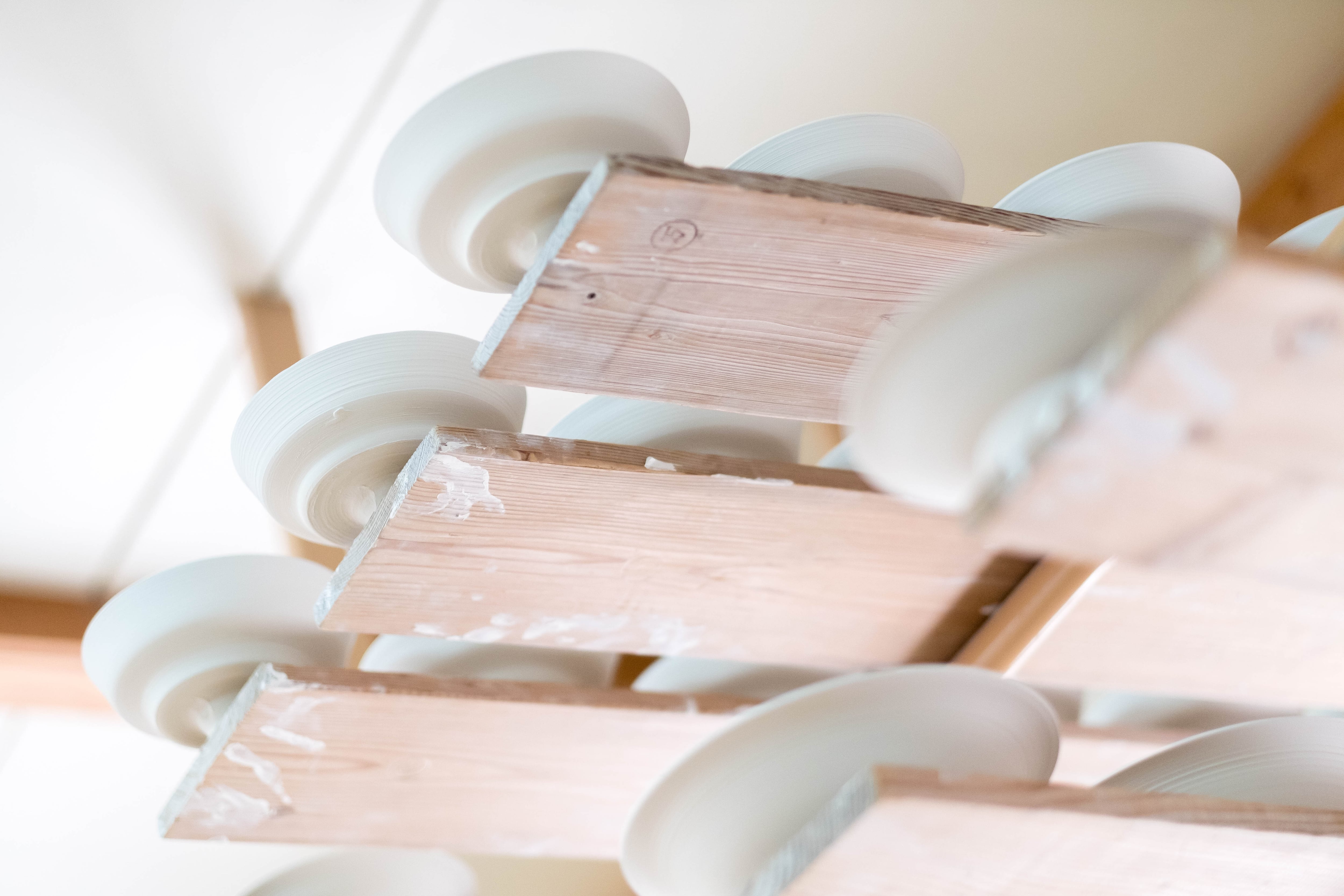 No.102【井上萬二窯作】白磁牡丹彫文皿 | 井上萬二窯 INOUE MANJI KILN