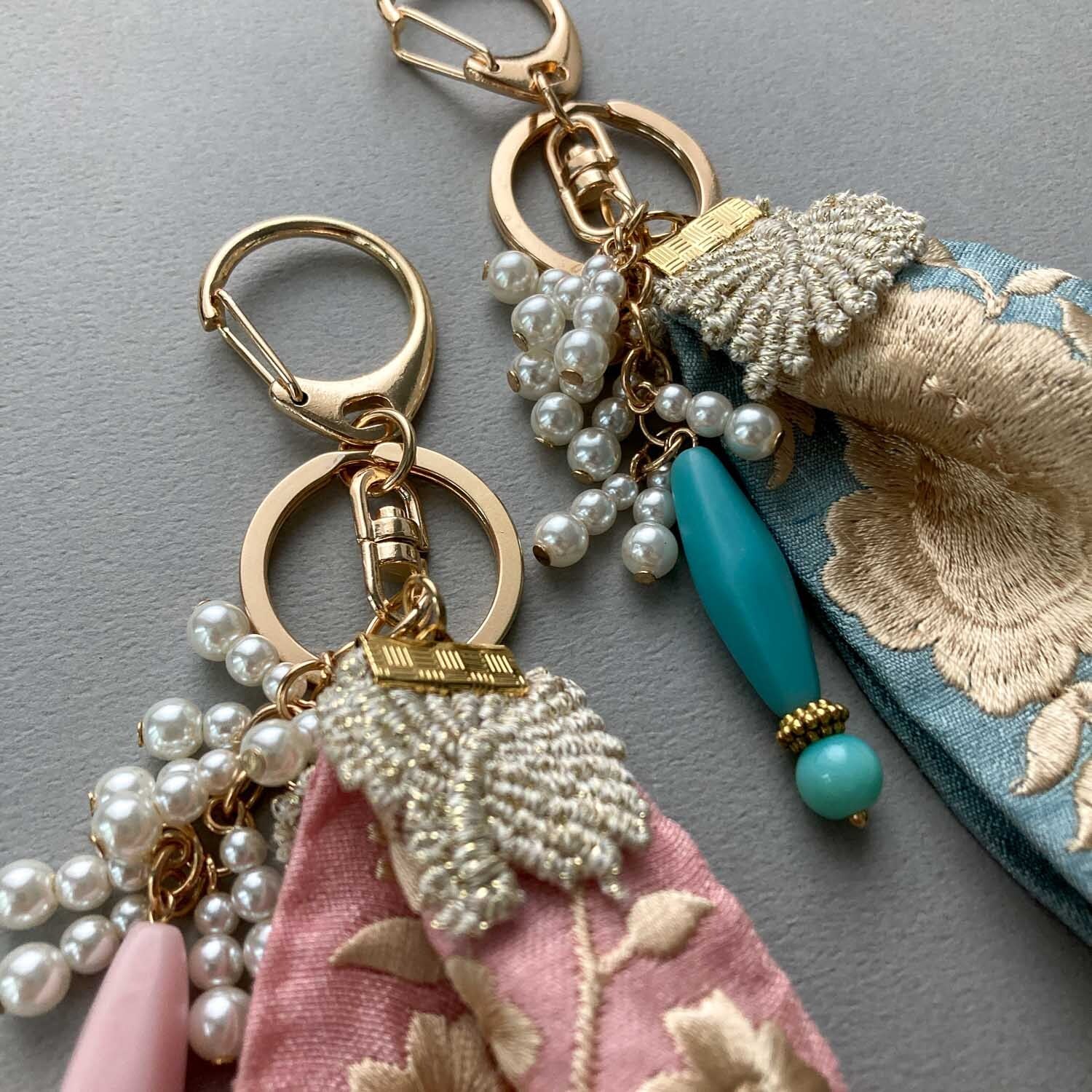 刺繍リボンタッセルとビーズのワントーンバッグチャーム | Dua