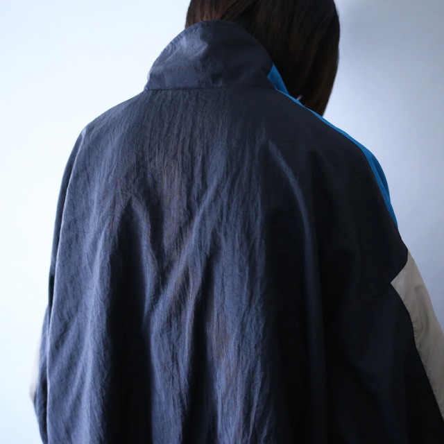 "Champion" good coloring over silhouette nylon blouson