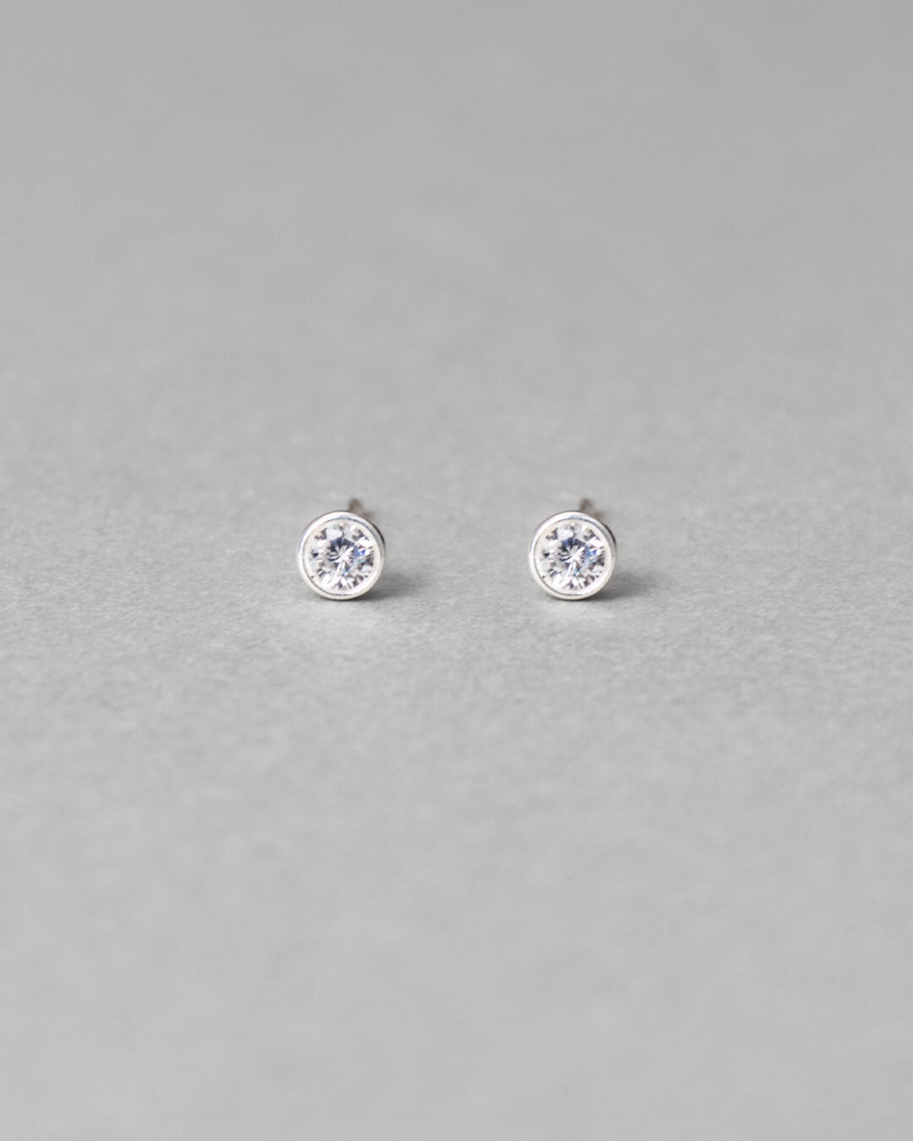 一粒ベゼルピアス