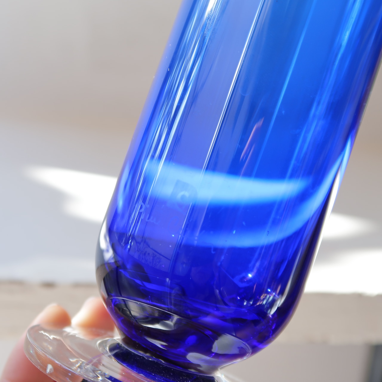 試験管のようなブルーの花瓶