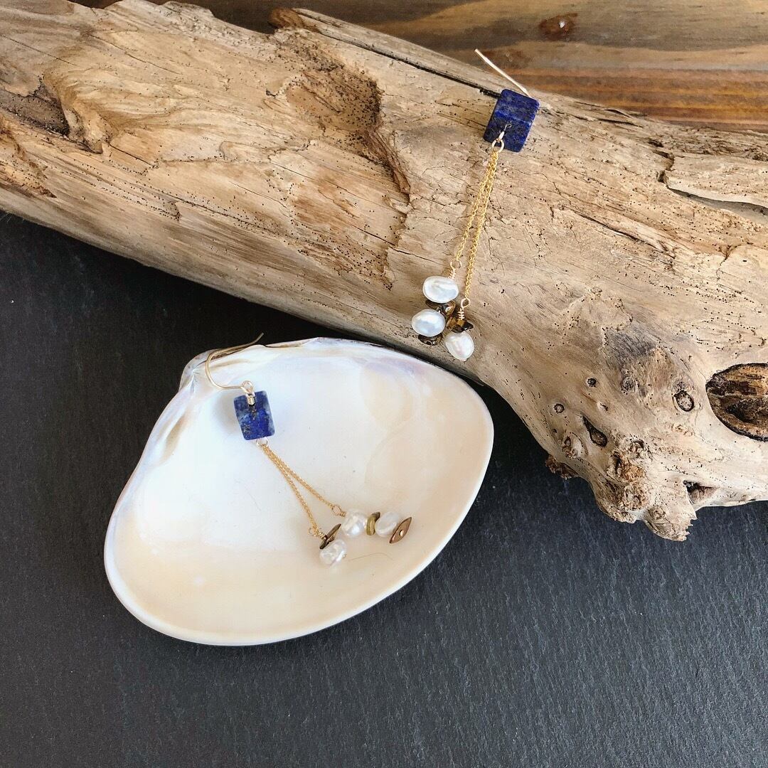 キューブ型ラピスラズリとケシパールのチェーンピアス