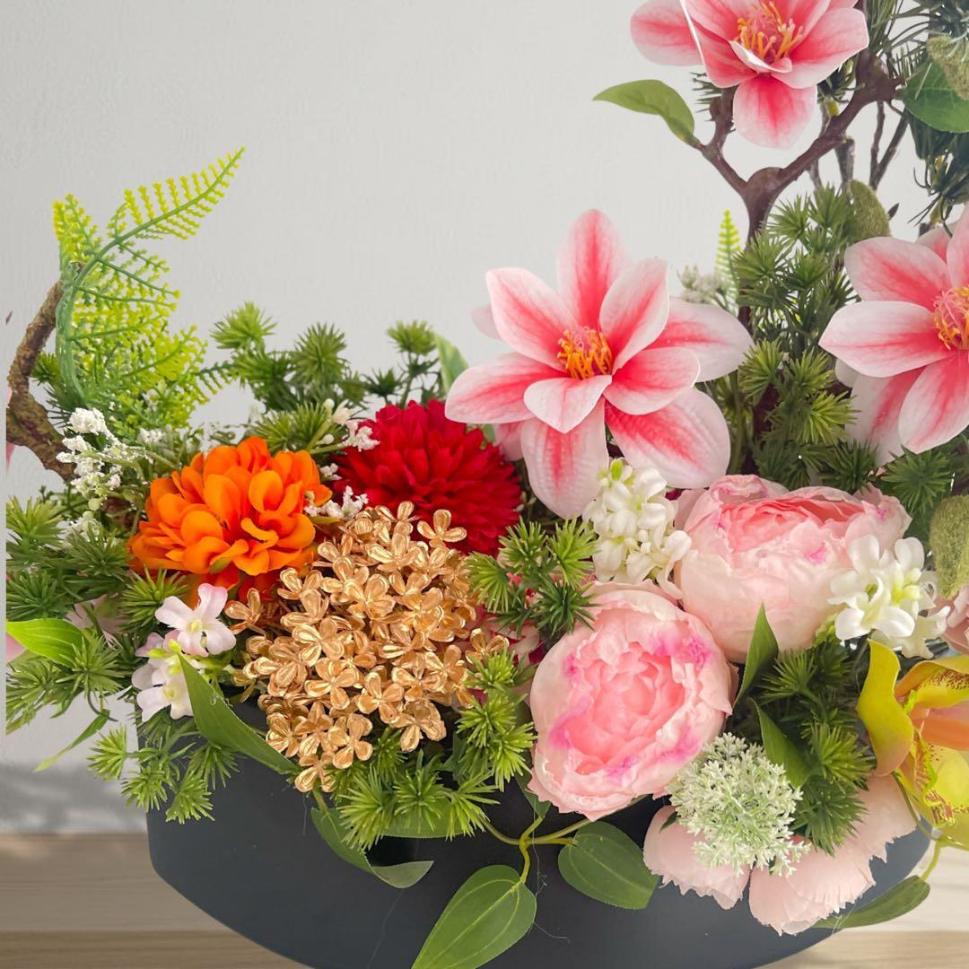 木蓮が咲き誇る オーバルモダンアレンジメント｜横長デザイン・光触媒