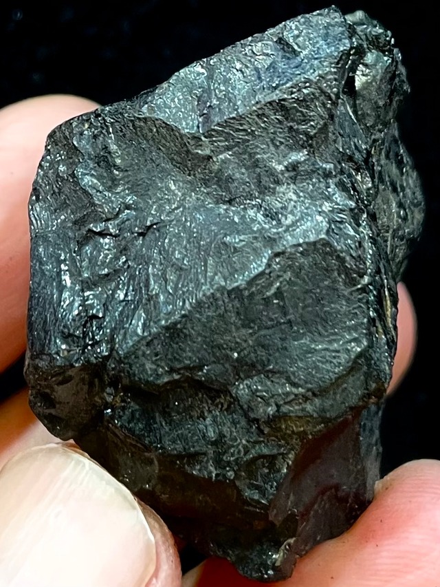 3) 浄化・護身・邪気払いの頂点！北海道「海底炭」ロック原石(中型)