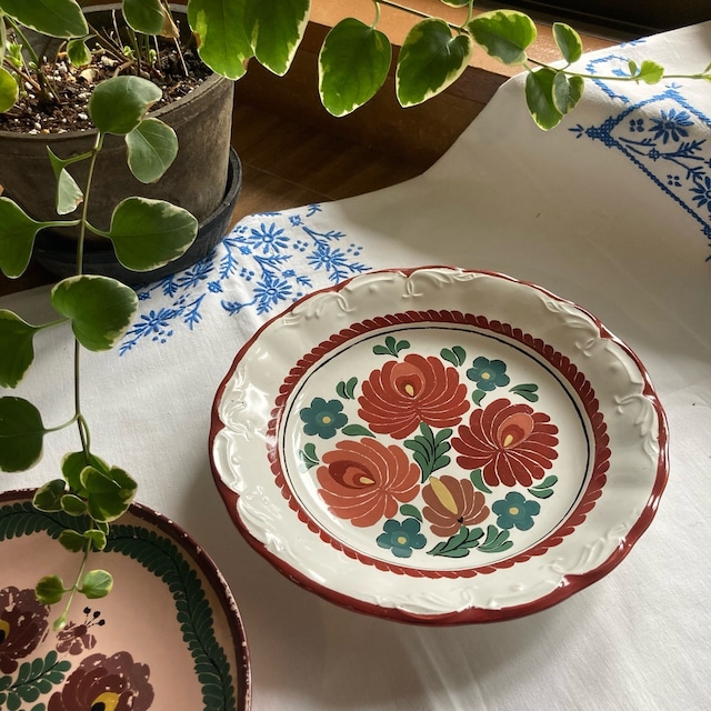 ハンガリー 赤縁 花モチーフの飾り皿
