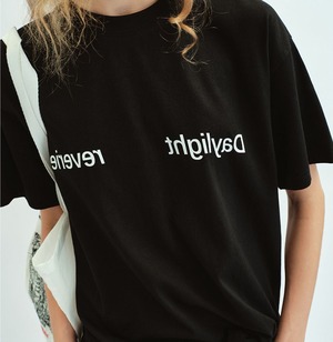 ロゴグラフィックプリントTシャツ   F0065