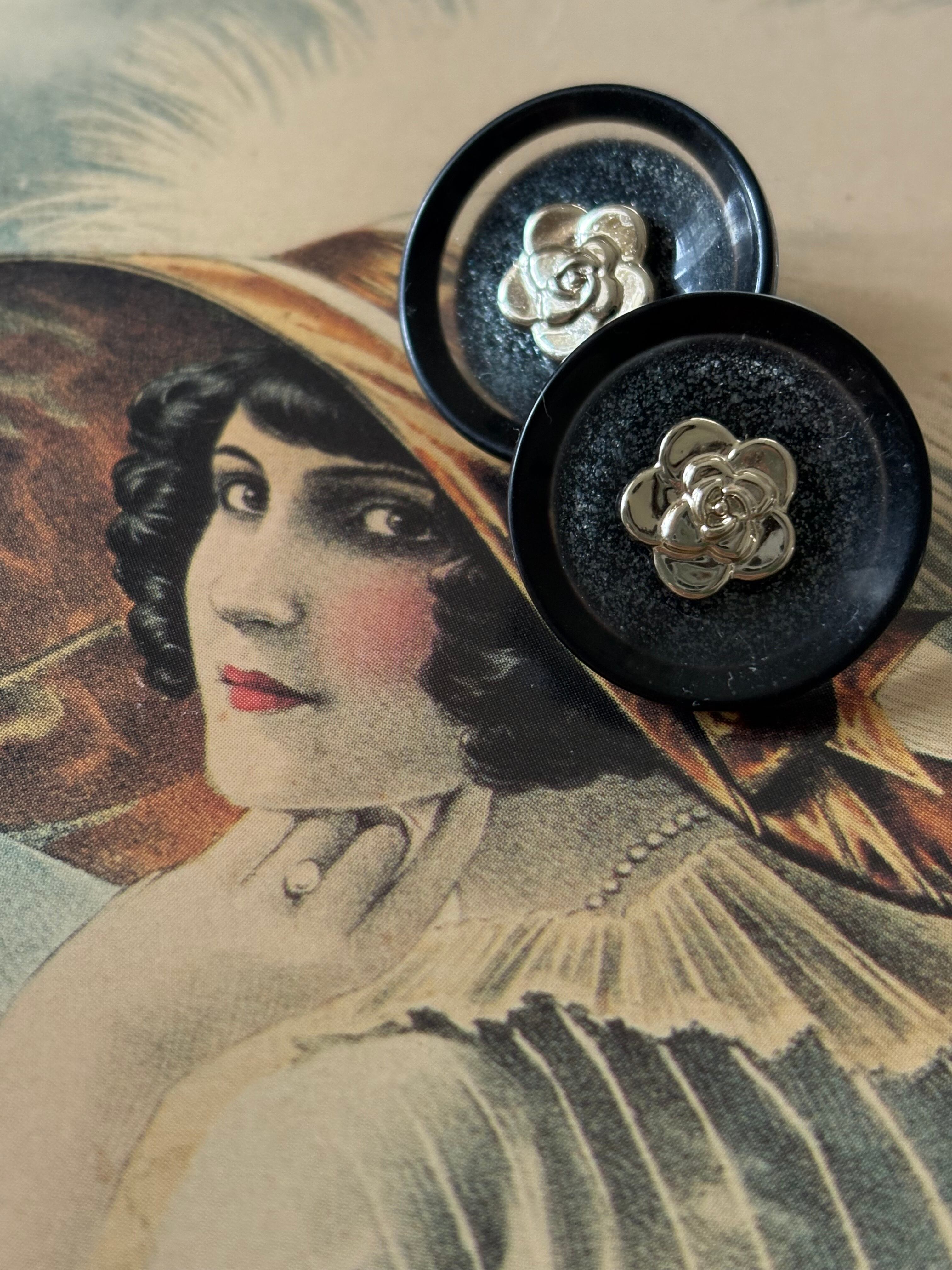 Japanese Vintage ボタン ホワイト×シルバー 21mm カメリア フラワー昭和レトロ アクセサリーパーツ 装飾材 カルトナージュ