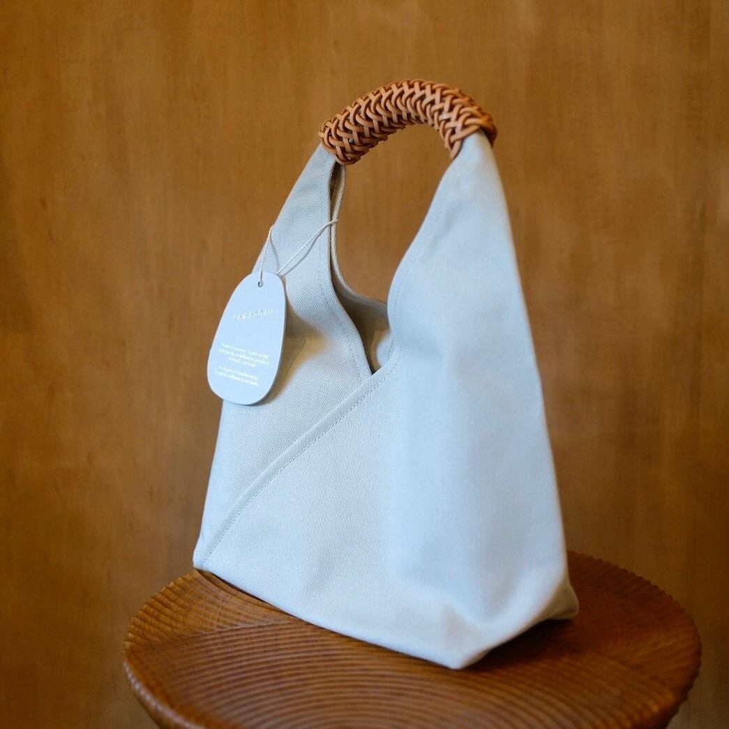 再入荷KAMAROAN(カマロアン)Woven Triangle Bag 36 Ivory
