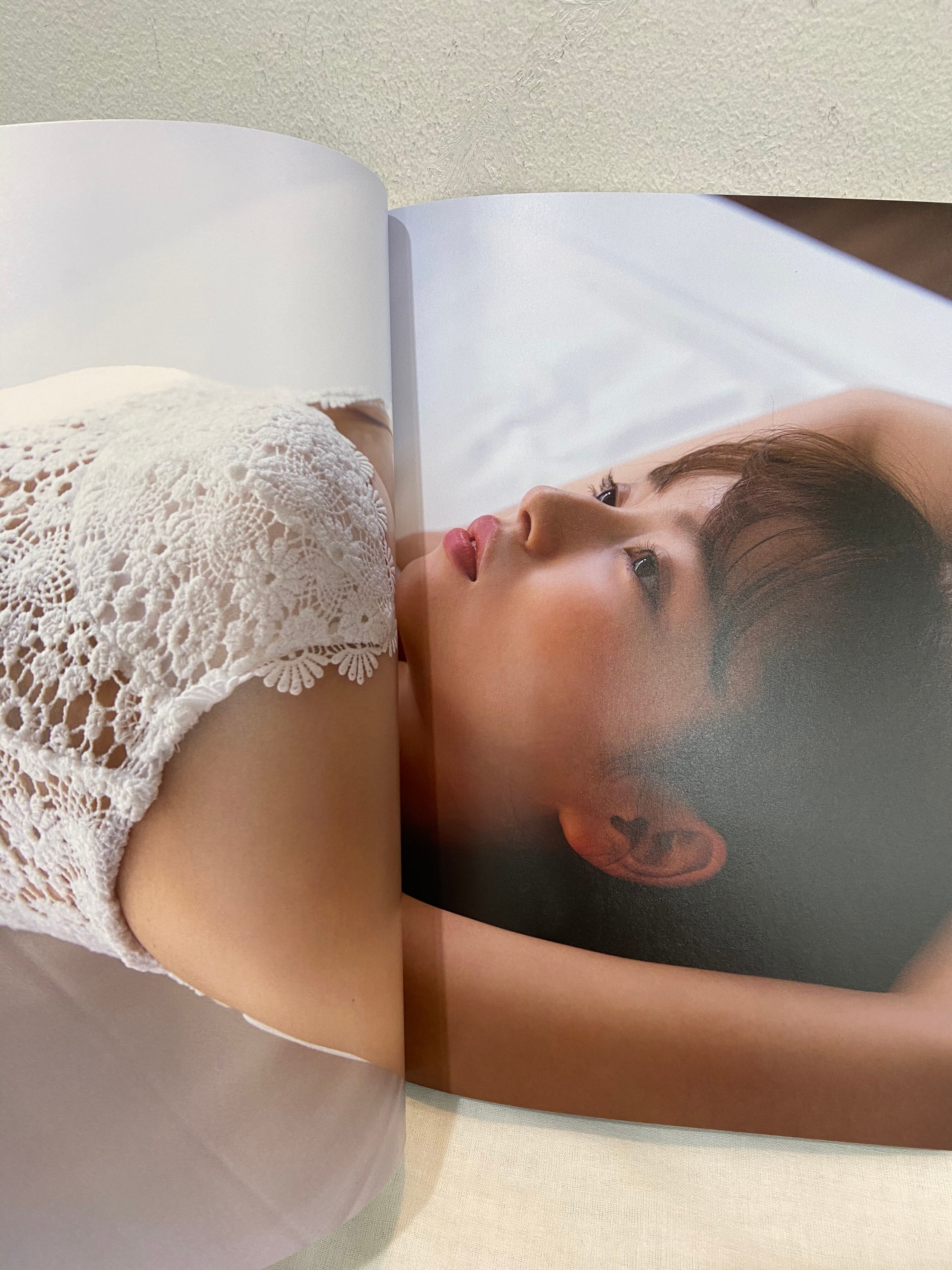 サイン 美しきふくらみは歌い微笑みは踊る 小室さやか写真集 | zbooks