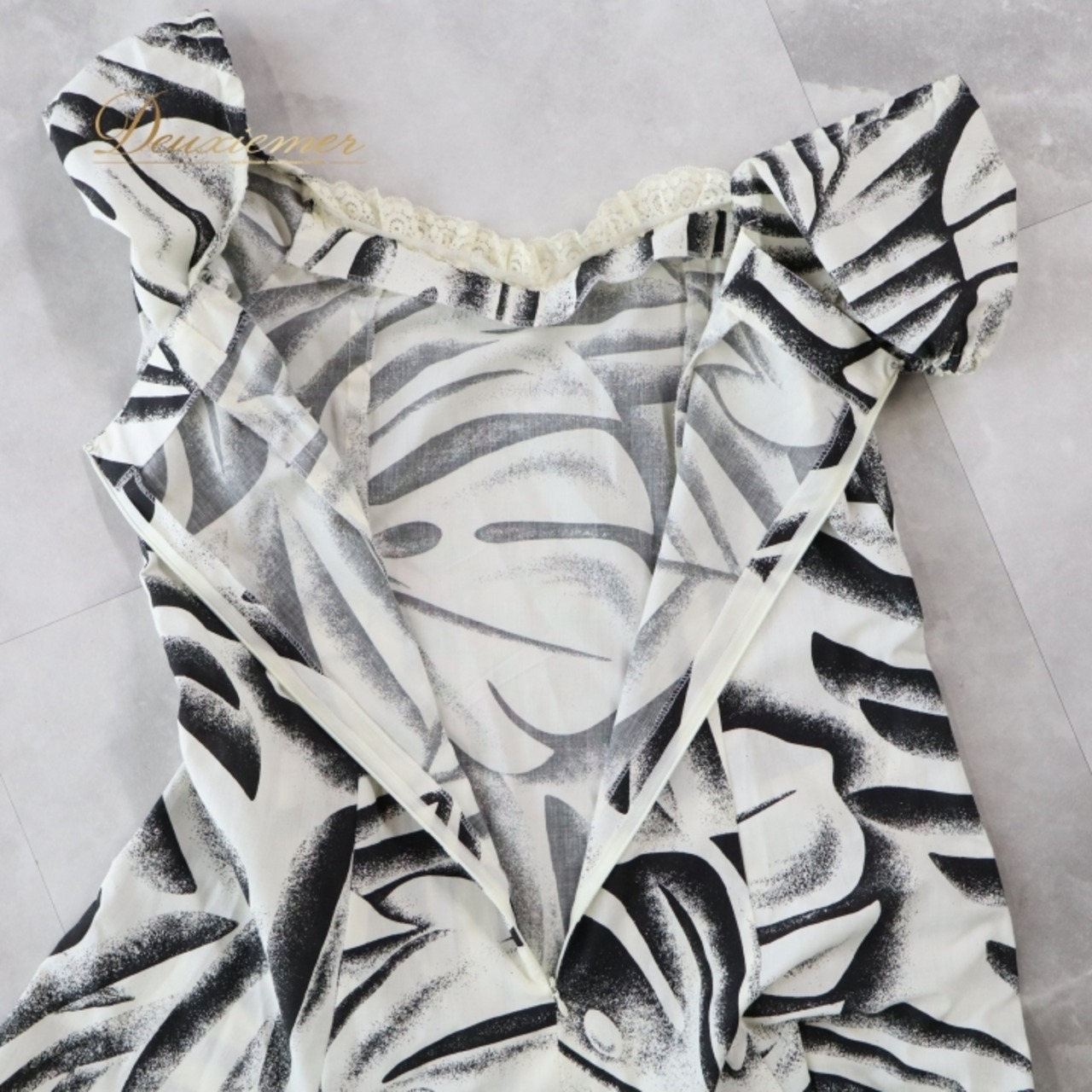 フラダンス 衣装 ワンピース ドレス ホワイト系 モンステラ柄 植物柄 ハワイアンプリント ハワイアン アロハ フラ ダンス レッスン 練習 フリル 付け袖 袖付き セット ブラック系 白 黒 華やか かわいい おしゃれ 上品 大人っぽい モノトーン フラダンス レッスン用ドレス エレガント ふんわり おしゃれ着