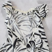 フラダンス 衣装 ワンピース ドレス ホワイト系 モンステラ柄 植物柄 ハワイアンプリント ハワイアン アロハ フラ ダンス レッスン 練習 フリル 付け袖 袖付き セット ブラック系 白 黒 華やか かわいい おしゃれ 上品 大人っぽい モノトーン フラダンス レッスン用ドレス エレガント ふんわり おしゃれ着