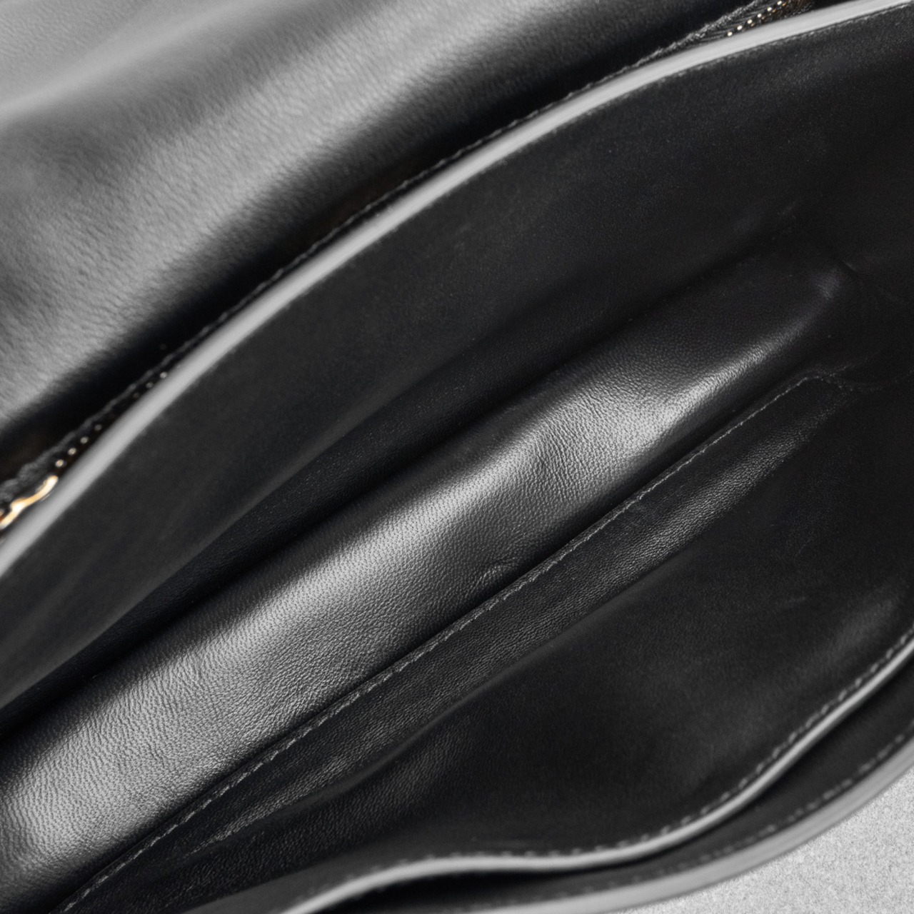 プラダ チャーム付 ソフトサウンド スモール ショルダーバッグ ブラック レザー AW25