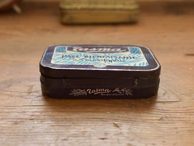 <セット商品>仏語の文字が入った小さなTin缶とキーホルダー フレンチブロカント