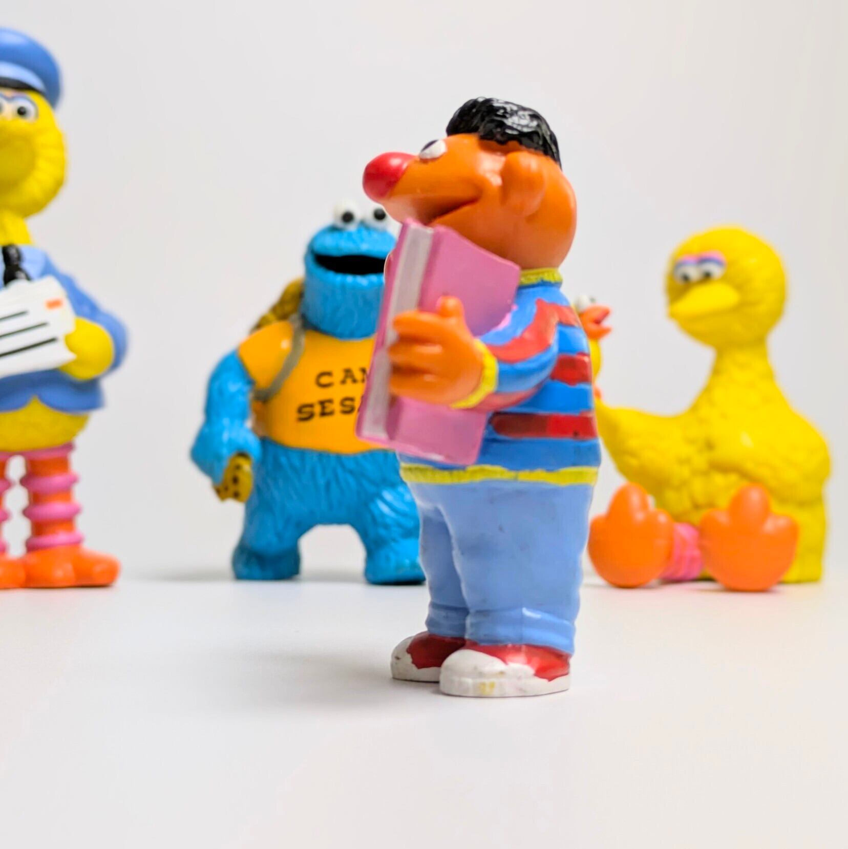 ☆VINTAGE 80'☆【 SESAME STREET( セサミストリート ) 】 Ernie ( アーニー ) /『 ABC BOOK 』PVCフィギュア 〚アメリカン雑貨 アメトイ〛