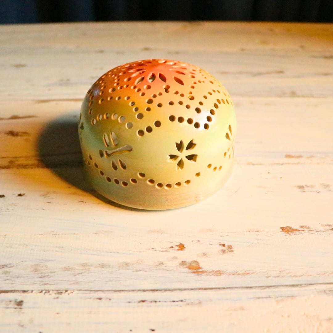 電池式LED陶器ランプシェード『トンボ）は通販やす波窯の手作り作品