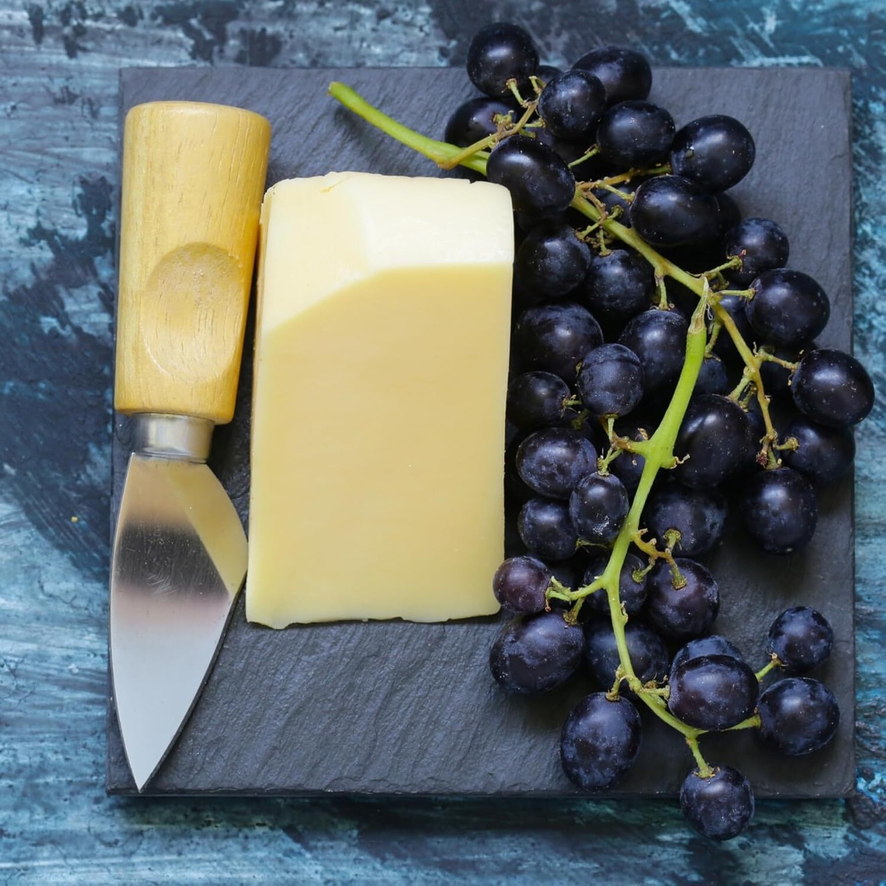 オランダ産 グラスフェッド ゴーダチーズ リンドレス（皮なし）250g Dutch Rindless Gouda Cheese Made from Grassfed Milk 250g / Smooth and Mild Flavor