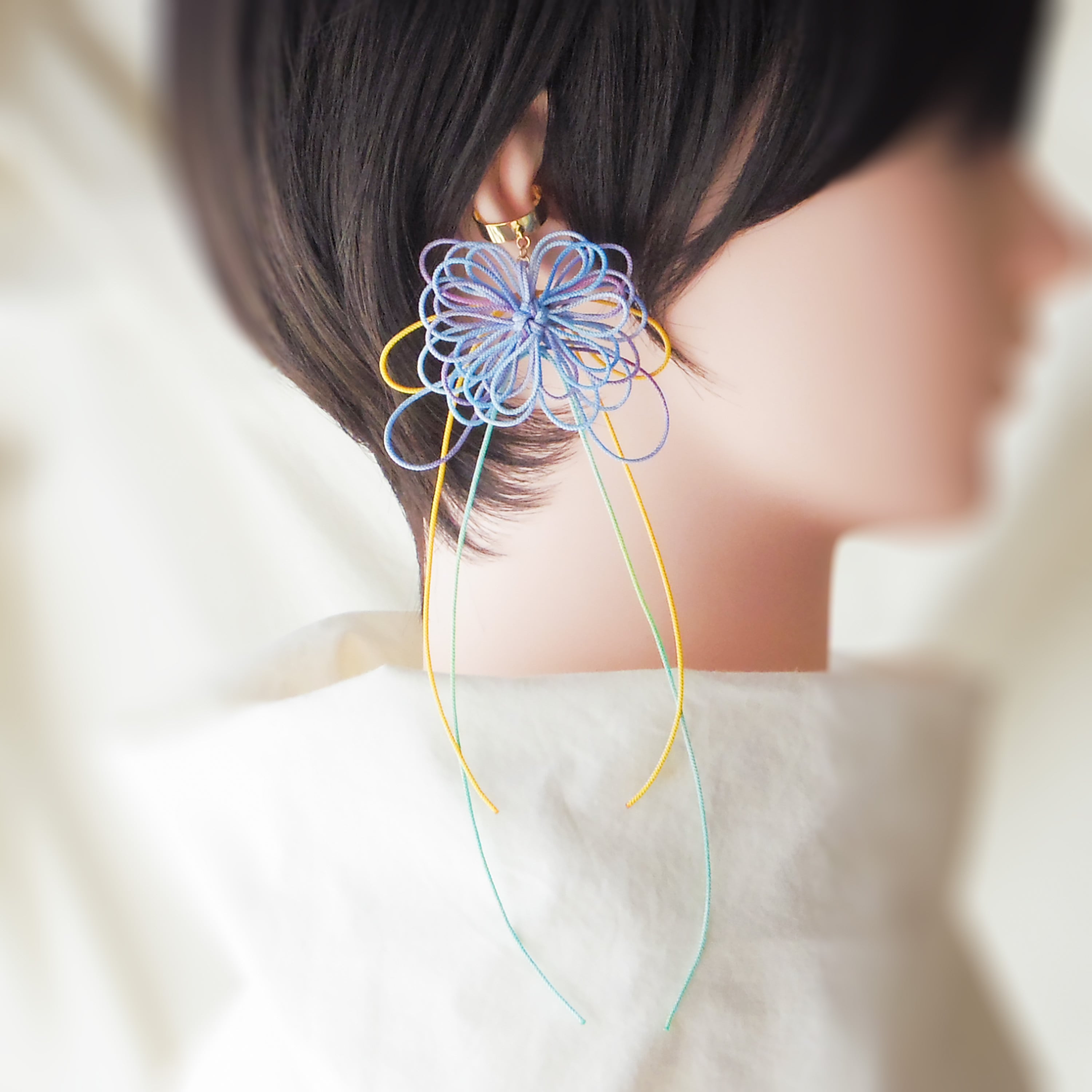 飾り結びかたっぽイヤーカフ「ハナメグル・露」 | 手染め紐による大輪の花。浴衣・着物・洋装にも。