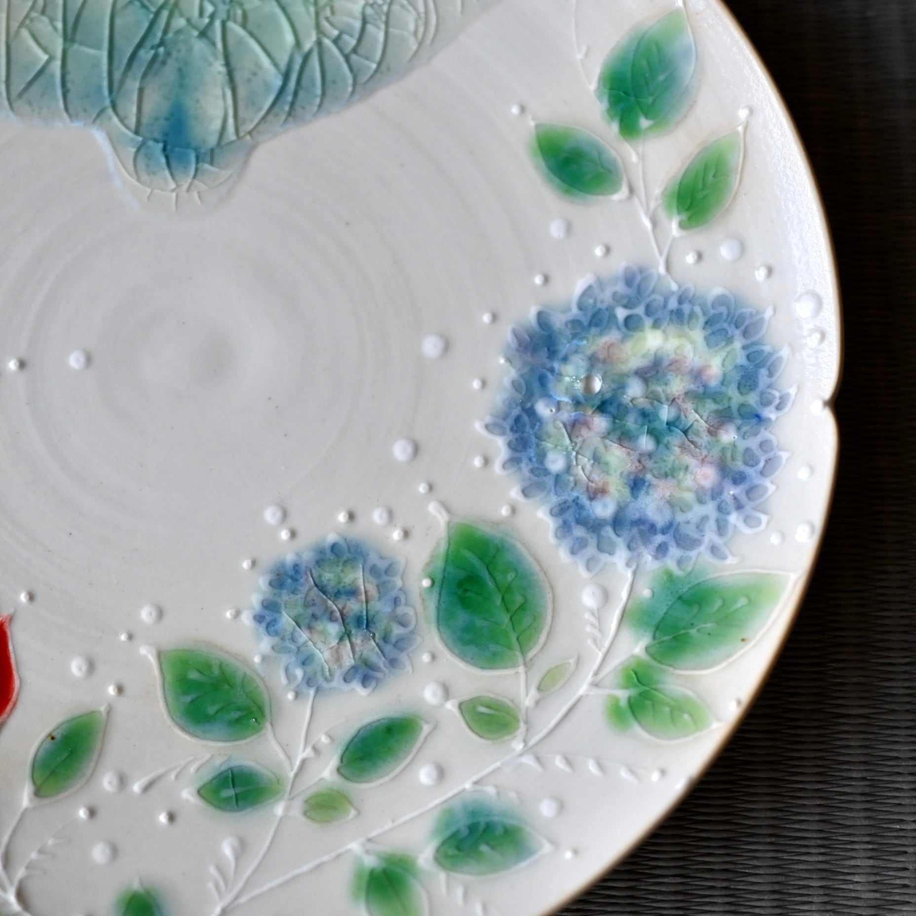 15.水辺のバラと紫陽花丸ヒラ皿B | 陶工房 みかガマ ＊ のぐちみか