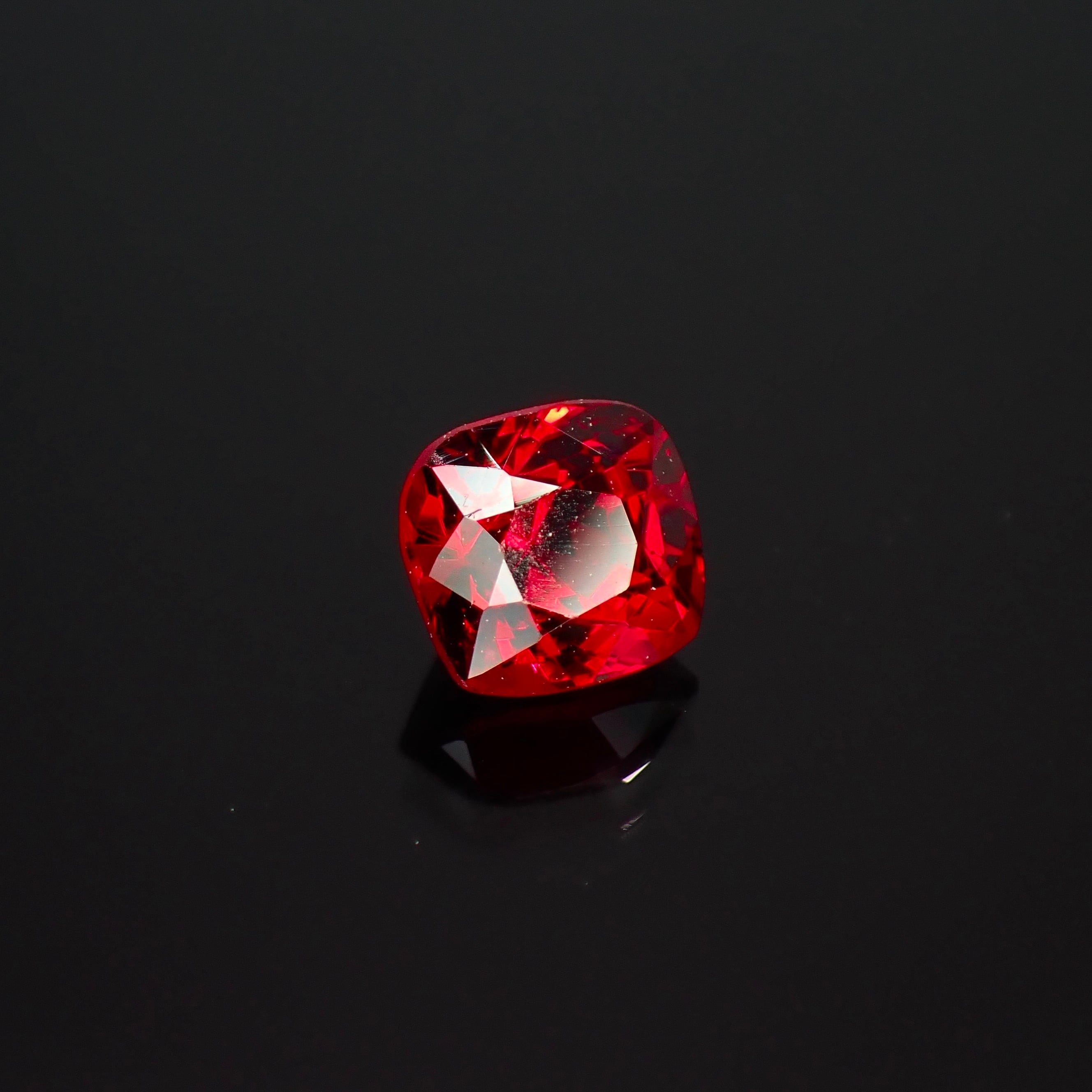 生命力溢れる深紅の宝石 0.48ct 天然 レッドスピネル | Frederick’s Gems&Jewelry powered by BASE