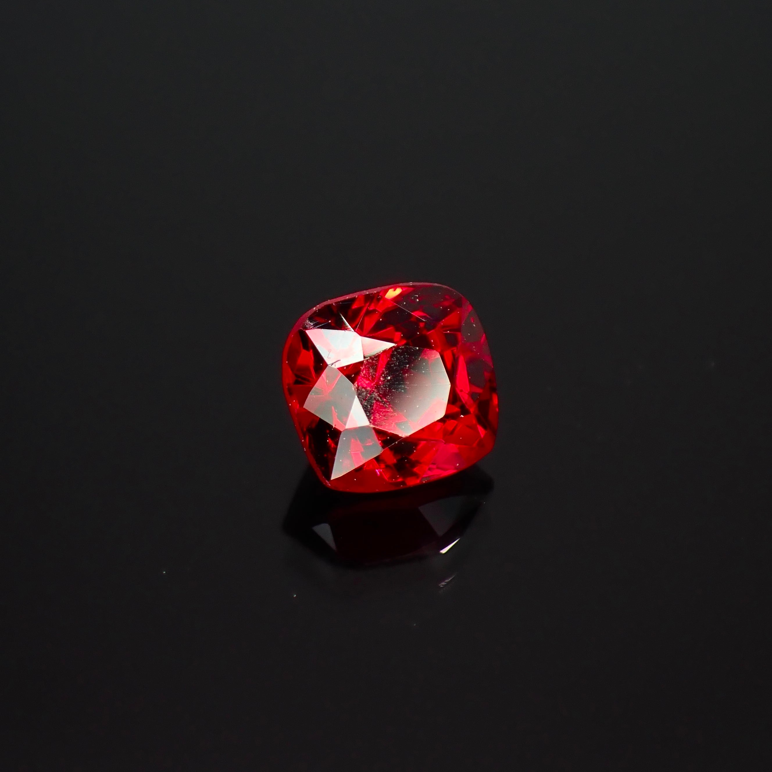 生命力溢れる深紅の宝石 0.48ct 天然 レッドスピネル | Frederick's