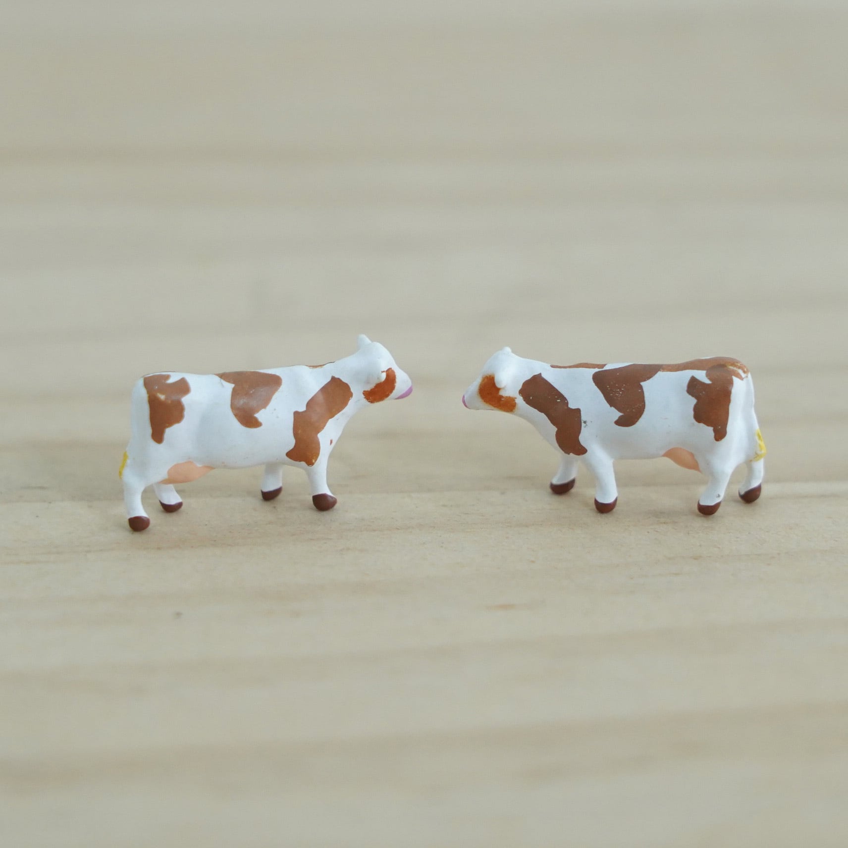 【レイアウト用】フィギュア 乳牛(茶)2個入り
