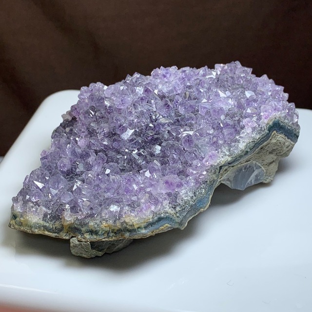 アメジスト原石クラスターに住み着くフローライトハリネズミさん