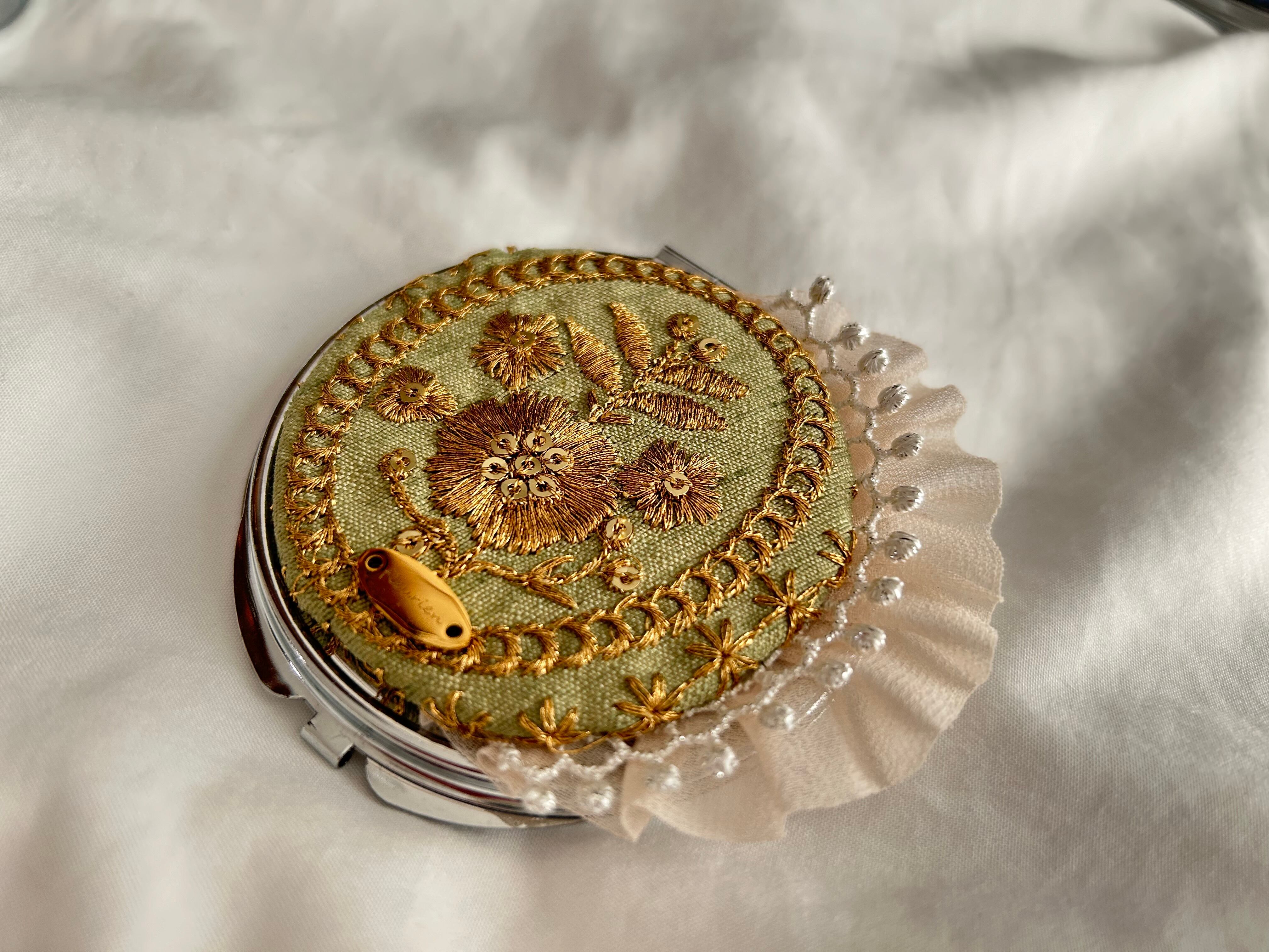 «673»◤完売◢コンパクトミラー*ゴールドカラー*インド刺繍リボン*京都和紙 インド刺繍 リボン コンパクトミラー 鏡 グリーン×レース | fleurien