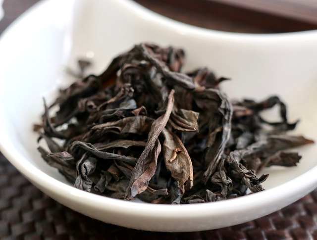 【正岩肉桂】：すぐにとりこになる正岩肉桂特有の鋭いシナモンの香りと蜜桃の香り。