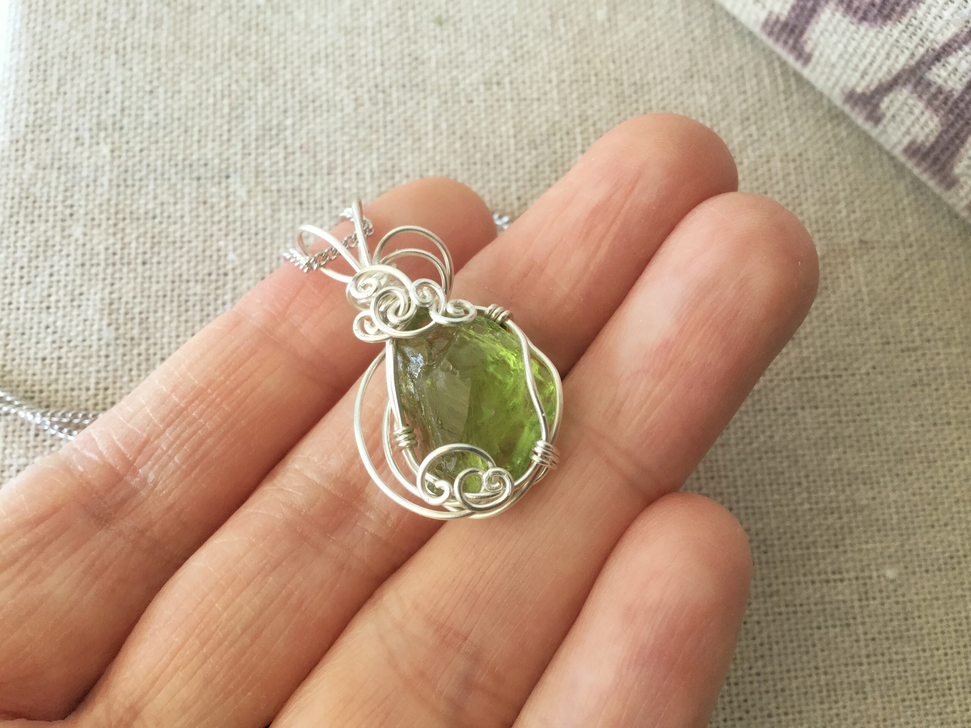 ペリドットのワイヤーペンダント | 天然石ワイヤーアクセサリー専門店